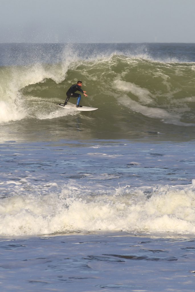 Adrien moniteur de surf chez enjoy